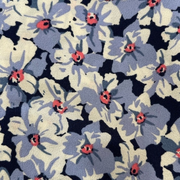 Well Worn size medium flower floral top with ruffle sleeve detail V neck - Picture 3 of 13